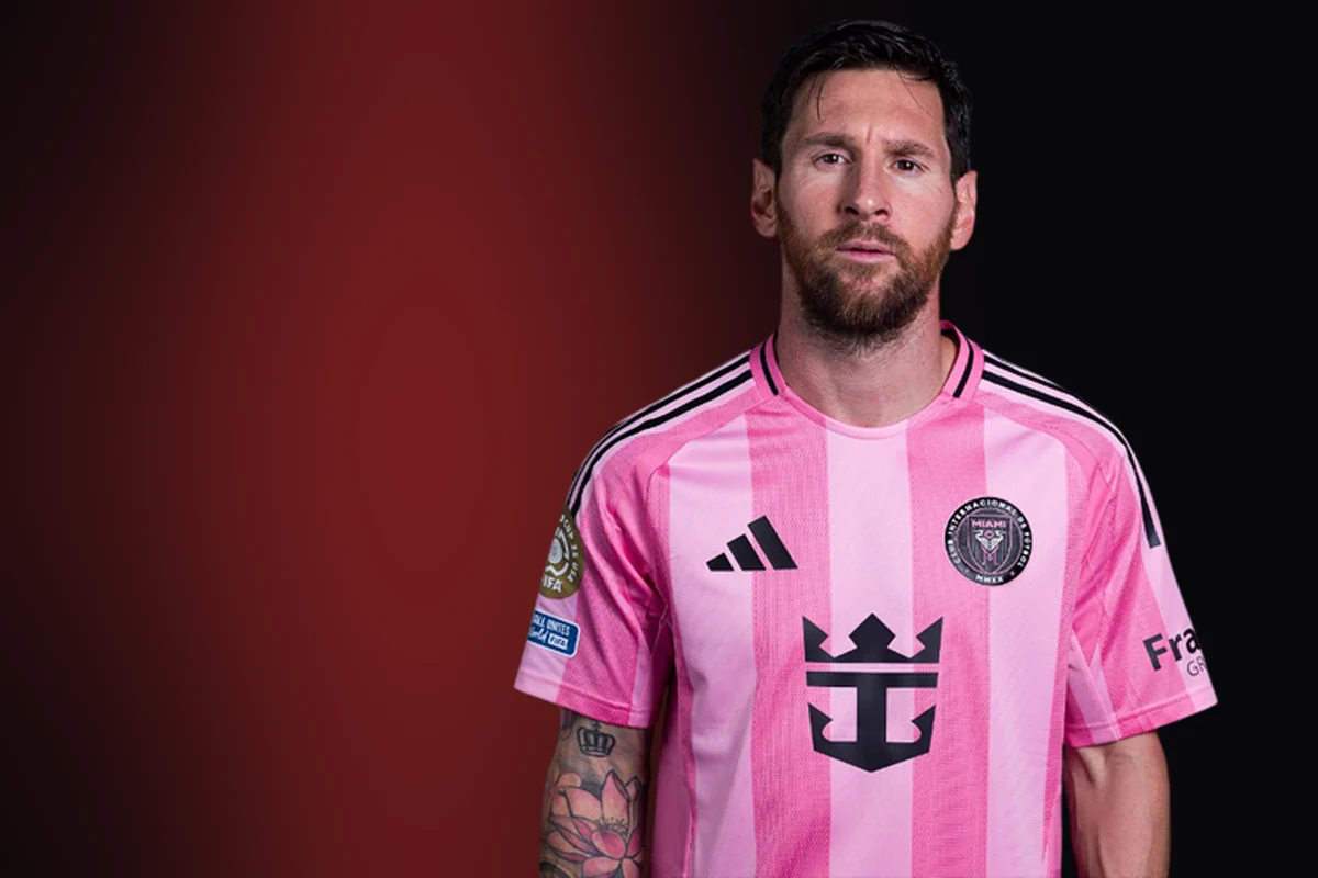 Lionel Messi i landslagskläder mot en mörk bakgrund med röd ljusaccent