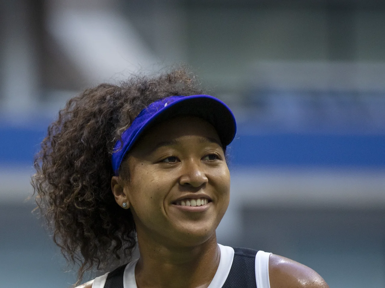 Naomi Osaka ler i ett porträtt