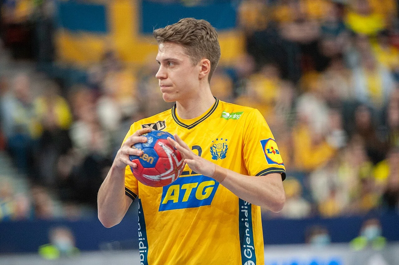 Lucas Pellas, svensk handbollslandslagsspelare, i samband med en landskamp.
