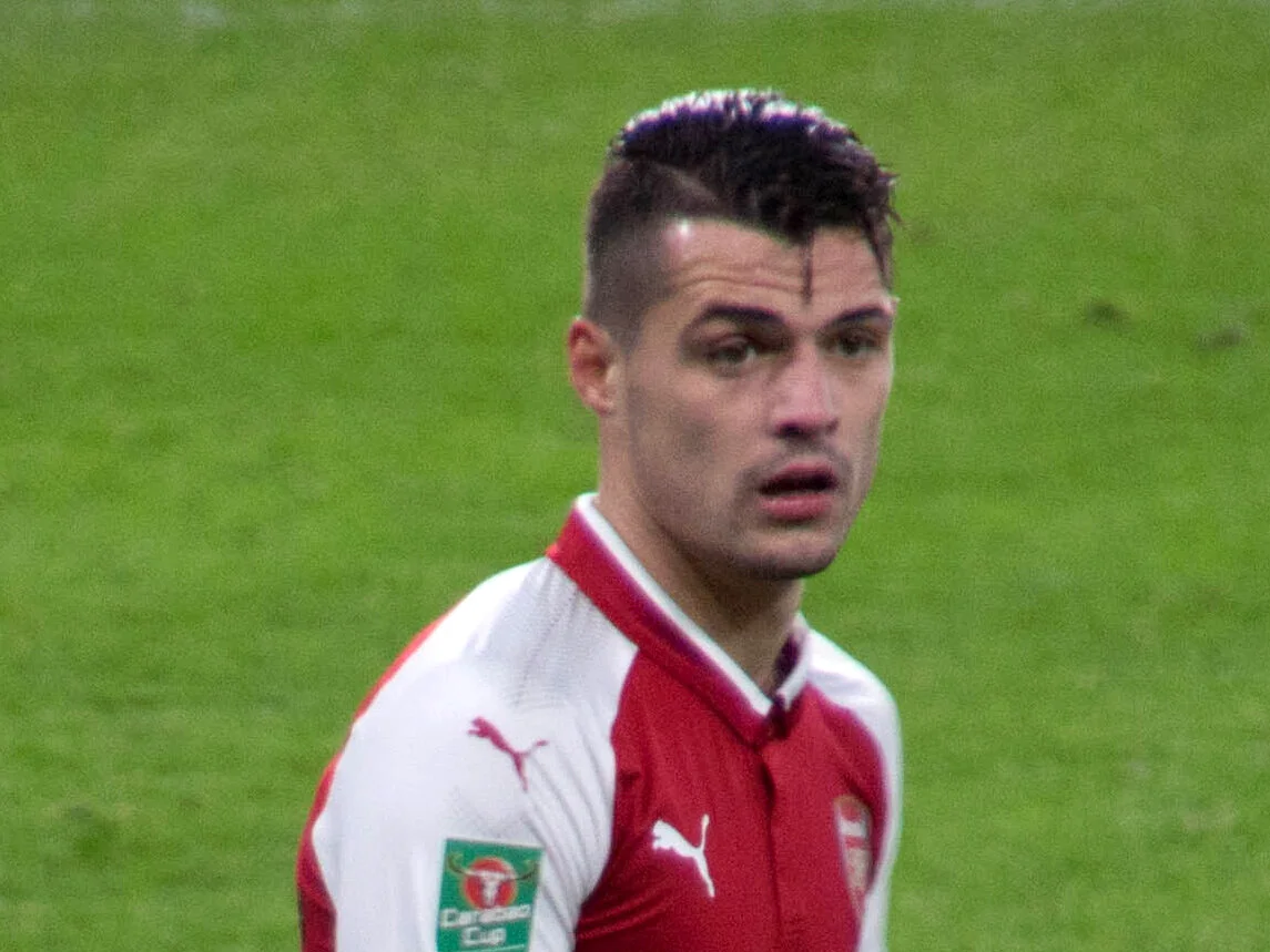 Granit Xhaka i röd och vit matchtröja under en fotbollsmatch