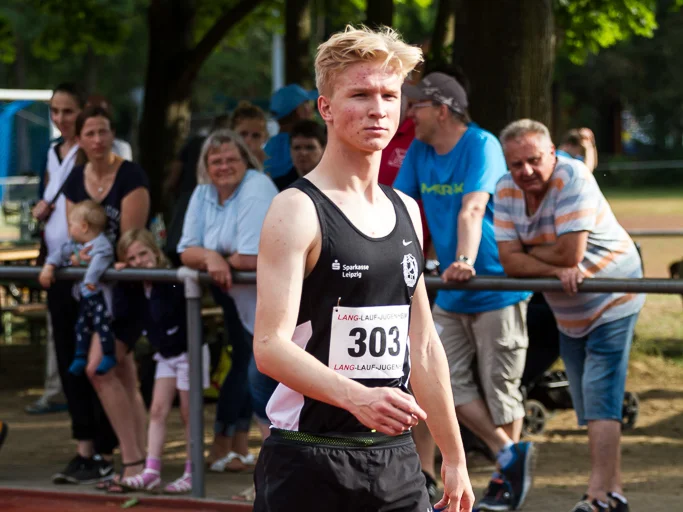 Löparen Robert Farken i linne med startnummer 303 under ett landsvägslopp