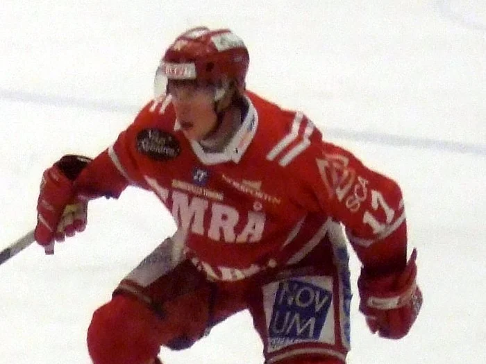 Johan ”Bagarn” Litzén, då under namnet Andersson, i Timrå IK:s röda matchtröja under en match i Elitserien