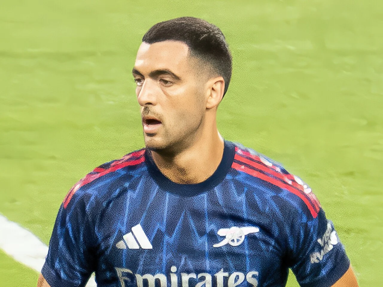 Mikel Merino i mörkblå matchtröja på en fotbollsplan