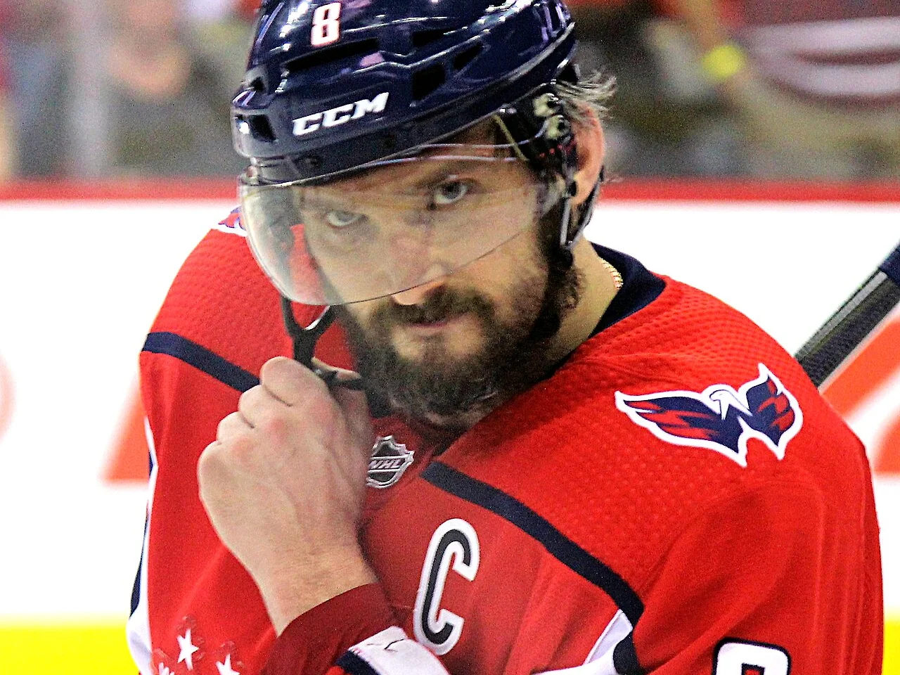Alexander Ovetjkin i Washington Capitals röda tröja och hjälm med nummer 8