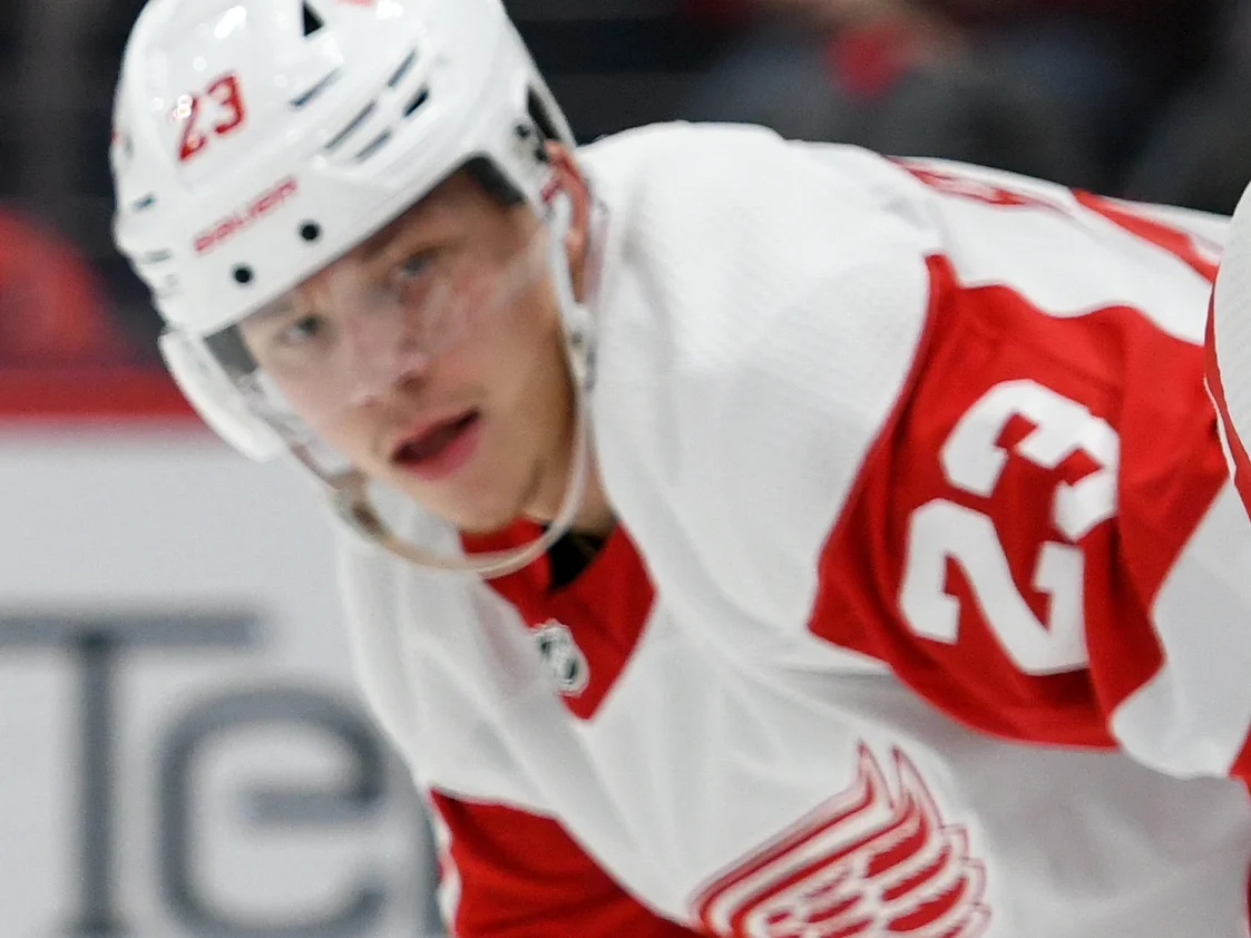 Lucas Raymond i Detroit Red Wings vita tröja med nummer 23 inför en tekning.